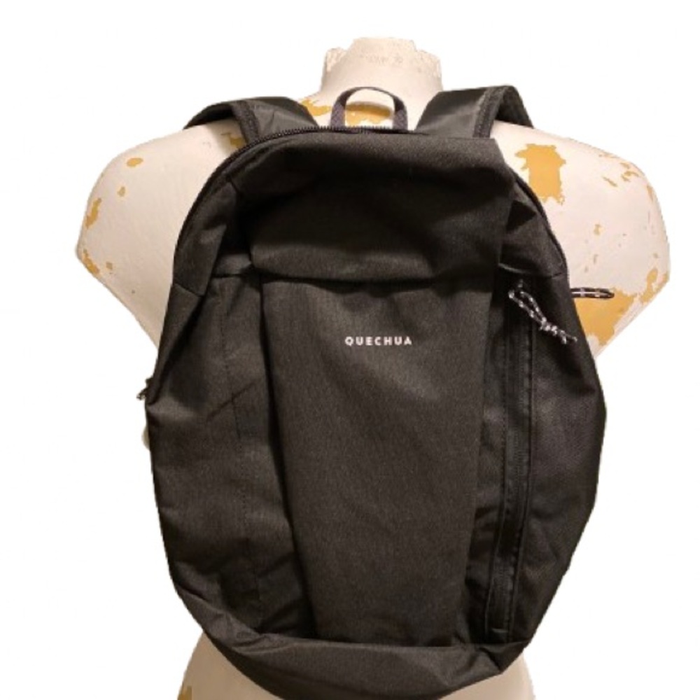 ๐ Quechua Black Backpack - Picture 2 of 15